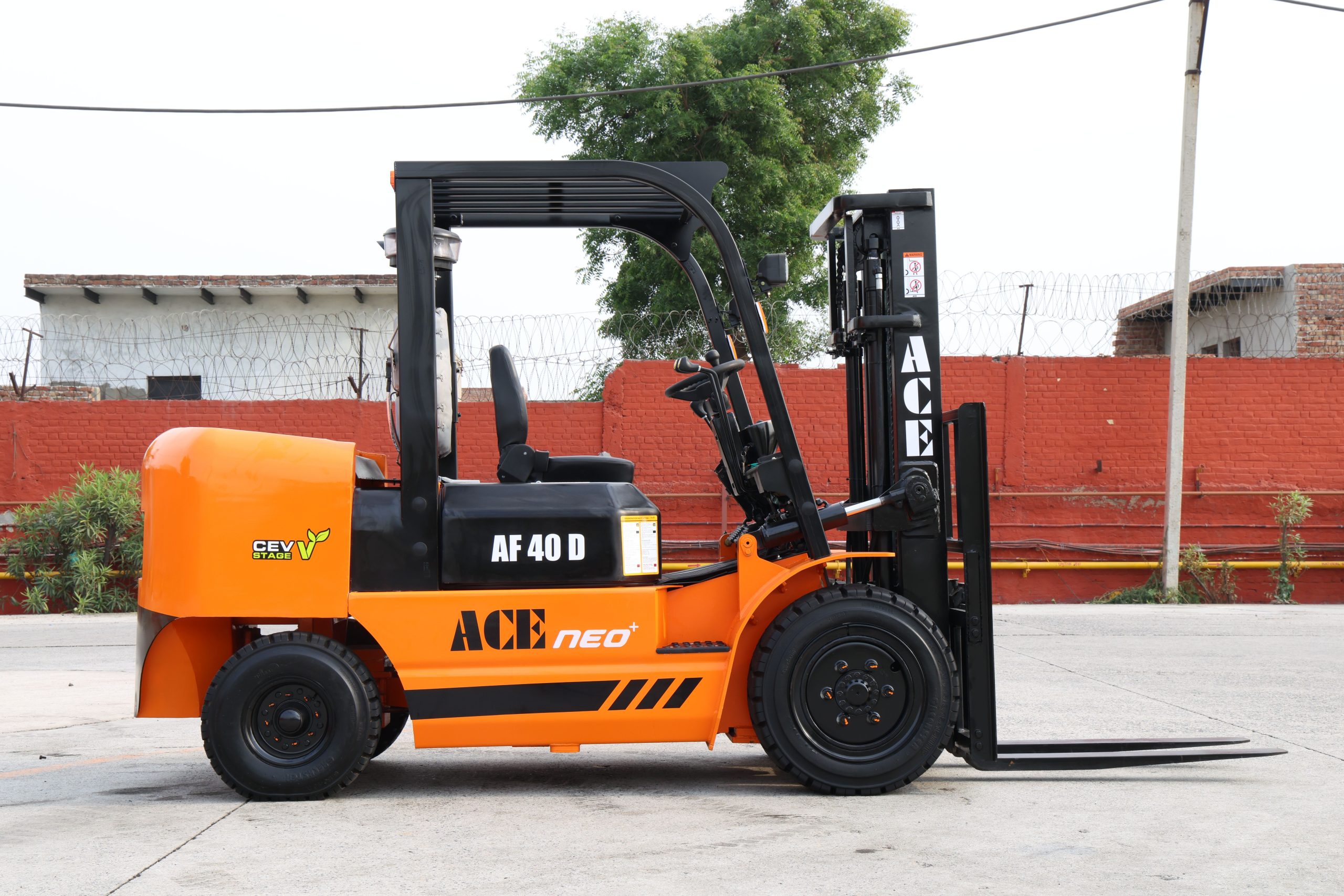 Counterbalanced Lift Truck Driver course learner operating a counterbalanced lift truck at Wheelset Academy