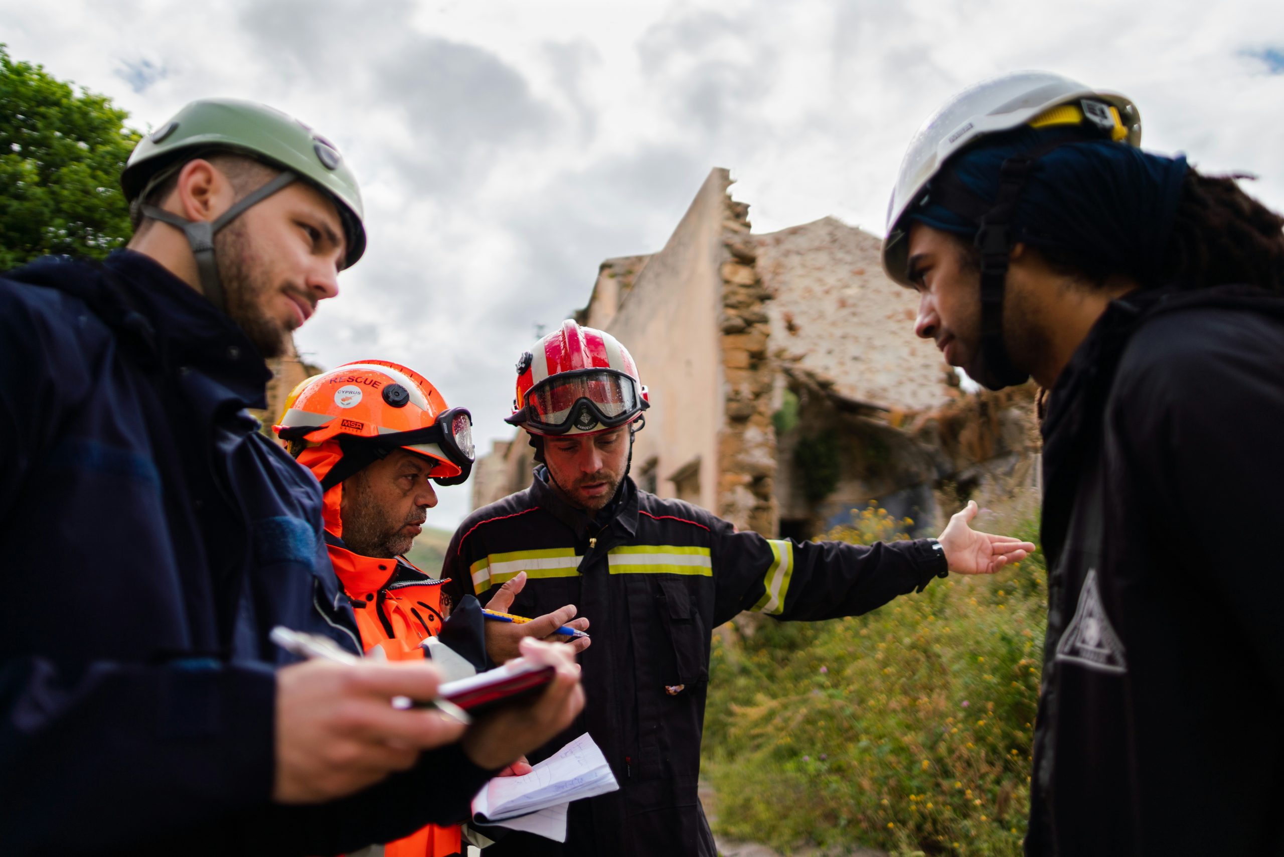 Incident investigation team leader learner briefing an investigation team during a simulated incident investigation at Wheelset Academy